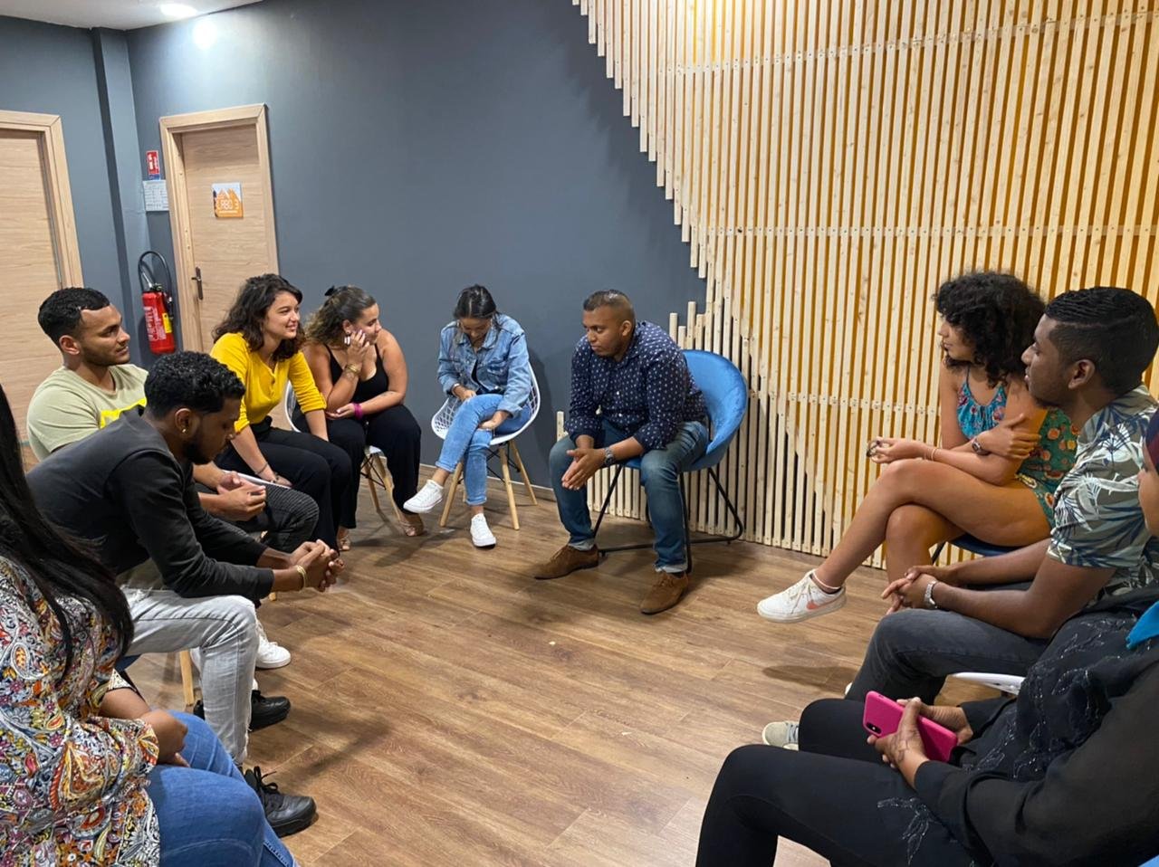Groupe d’étudiants assis échangeant ensemble