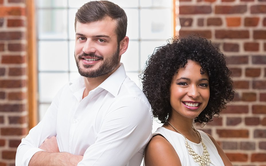 Deux conseillers de vente, un homme et une femme